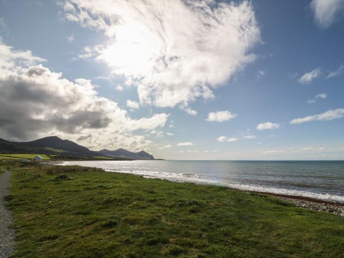 Niwl-y-Mynydd near Clynnog Fawr, Gwynedd. Three-bedroom bungalow with sea views. Near a beach. Pets.