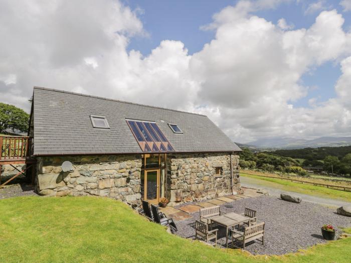 Beudy Tal y Waen is nr Dolgellau, Gwynedd. In National Park. 2-bed barn conversion, resting rurally.