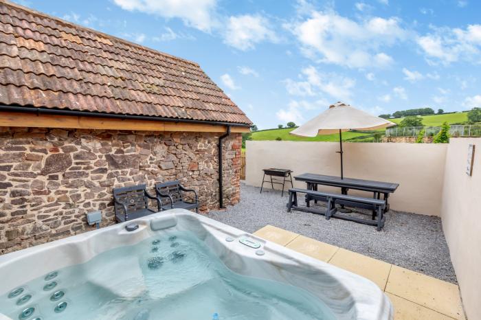 The Hayloft in Bampton, Devon. 17th century. Hay Barn. Three bedrooms. Private valley. Pet-friendly.