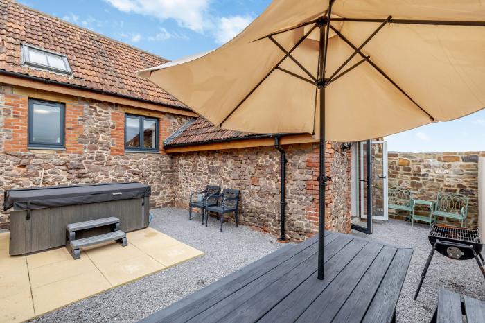 The Hayloft in Bampton, Devon. 17th century. Hay Barn. Three bedrooms. Private valley. Pet-friendly.