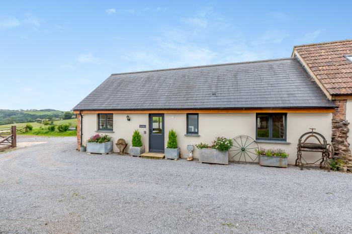 The Farm Office, Bampton, Devon. 17th century. Hay Barn. Two bedrooms. Private valley. Pet-friendly.