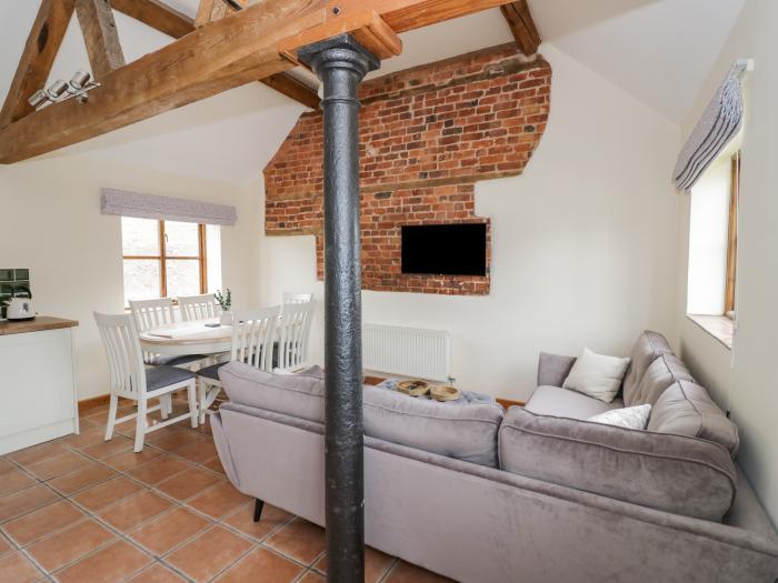 Ragleth, Church Stretton, Shropshire. Pet-friendly. WiFi. Garden patio. Washing machine. Character.