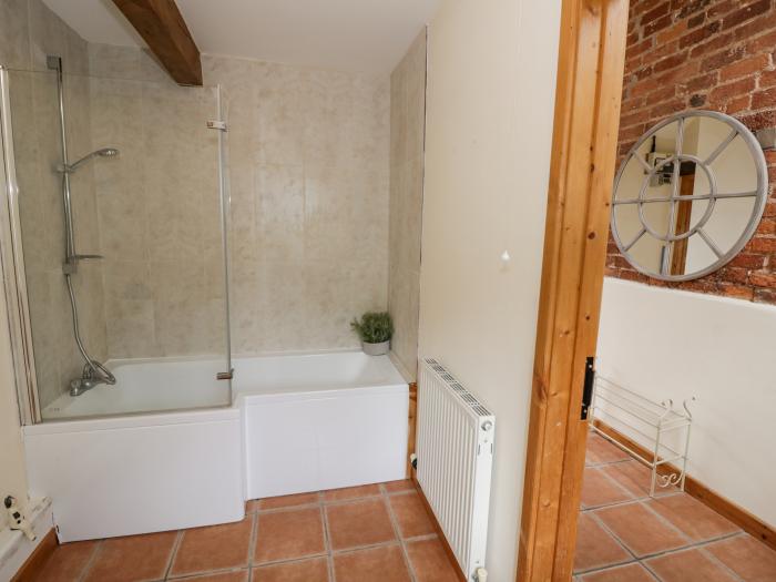 Ragleth, Church Stretton, Shropshire. Pet-friendly. WiFi. Garden patio. Washing machine. Character.