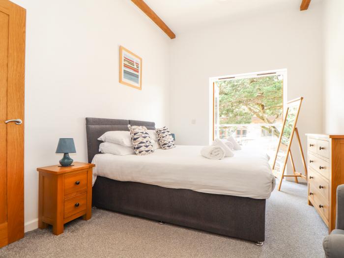 Tehidy in Porthtowan, Cornwall. Three bedrooms. Pet-friendly. Beach close. Hot tub. Off-road parking