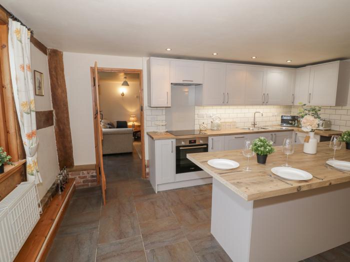 Drifthouse, Church Stretton, Shropshire. Smart TV. Woodburning stove. In an AONB. Pet-friendly. 3bed