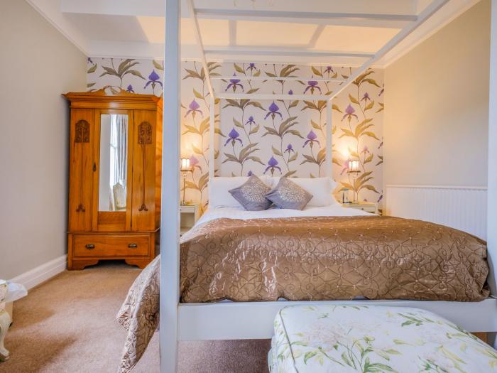 Rosemount Boutique, Windermere, Cumbria. Grand townhouse. En-suite bedrooms. Woodburning stove. WiFi