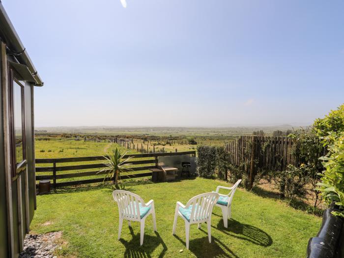 Shepherd's Hut, Llithfaen, Gwynedd. Rural. Off-road parking. Underfloor heating. Pet-friendly. 2beds