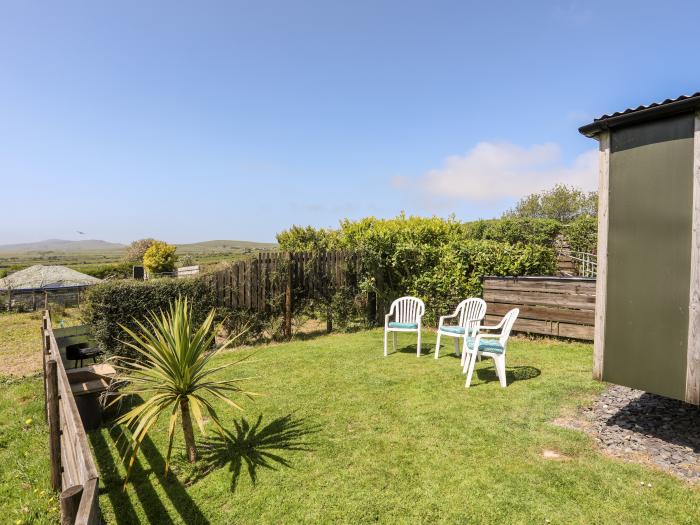 Shepherd's Hut, Llithfaen, Gwynedd. Rural. Off-road parking. Underfloor heating. Pet-friendly. 2beds