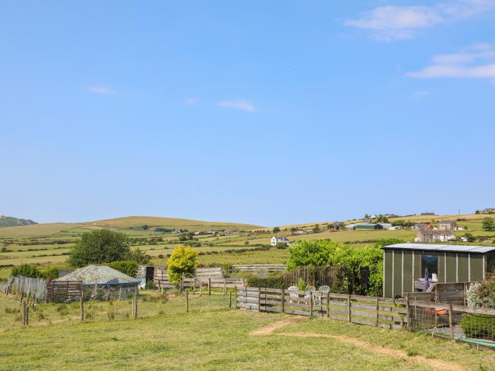 Shepherd's Hut, Llithfaen, Gwynedd. Rural. Off-road parking. Underfloor heating. Pet-friendly. 2beds