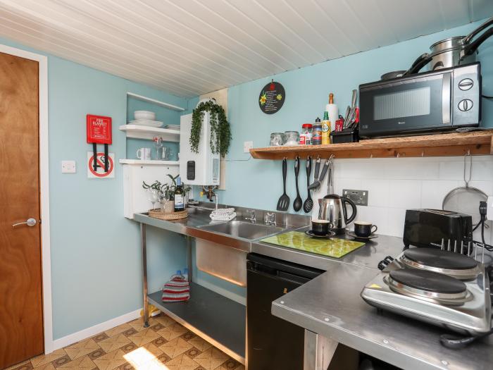 Shepherd's Hut, Llithfaen, Gwynedd. Rural. Off-road parking. Underfloor heating. Pet-friendly. 2beds