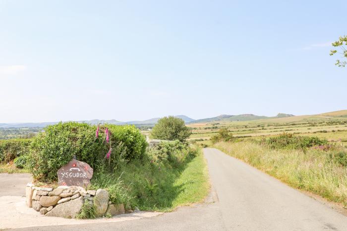 Glamping Pod, Llithfaen, Gwynedd. Ideal for couples. Rural and secluded setting. Decking with seats.