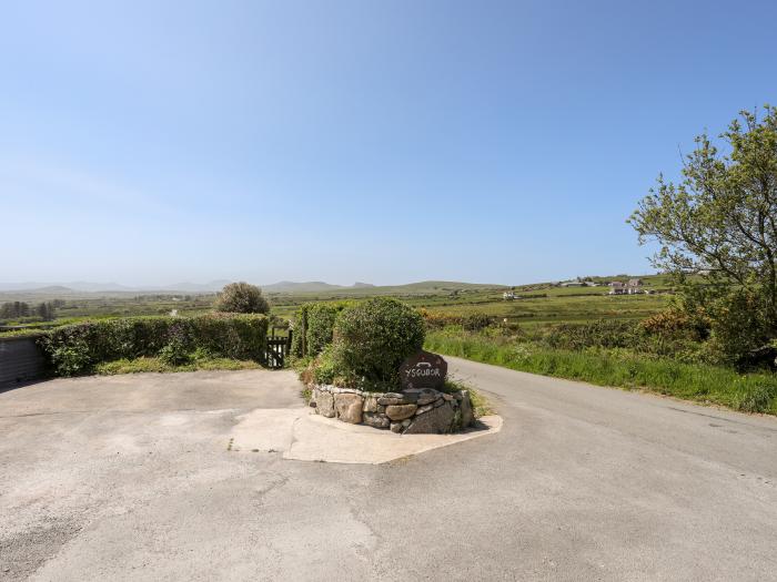 Glamping Pod, Llithfaen, Gwynedd. Ideal for couples. Rural and secluded setting. Decking with seats.