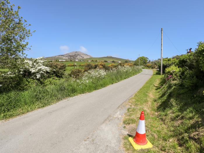 Glamping Pod, Llithfaen, Gwynedd. Ideal for couples. Rural and secluded setting. Decking with seats.