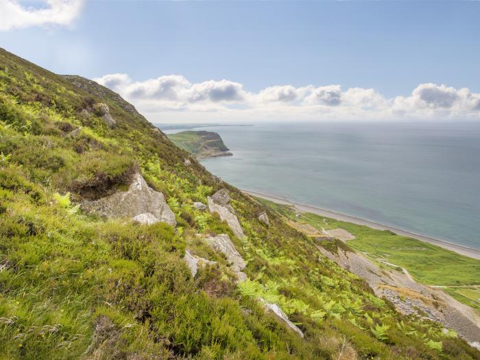 Glamping Pod, Llithfaen, Gwynedd. Ideal for couples. Rural and secluded setting. Decking with seats.