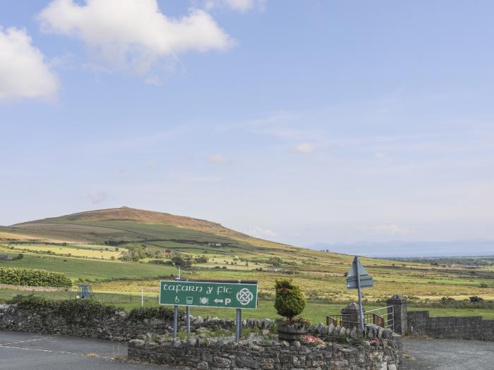 Glamping Pod, Llithfaen, Gwynedd. Ideal for couples. Rural and secluded setting. Decking with seats.