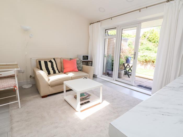 Garden Studio in New Brighton, Merseyside. Pet-friendly. Family-friendly. Smart TV. Enclosed garden.