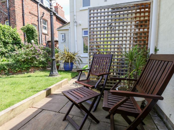 Garden Studio in New Brighton, Merseyside. Pet-friendly. Family-friendly. Smart TV. Enclosed garden.