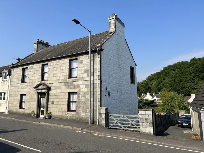 Brewery House, Newton Stewart, Dumfries and Galloway. Over 3 floors. 5 bedrooms. WiFi. Pets welcome.