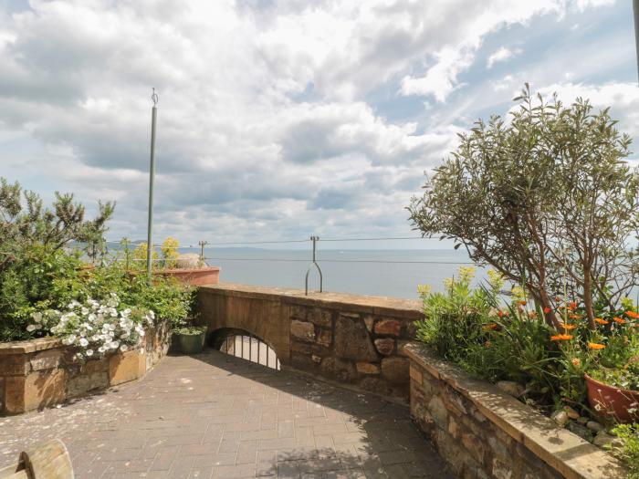 Sundial House, Lyme Regis, Dorset. Close to a beach, a shop, a pub and a river. Sea views. TV. WiFi.