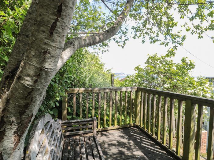 Sundial House, Lyme Regis, Dorset. Close to a beach, a shop, a pub and a river. Sea views. TV. WiFi.