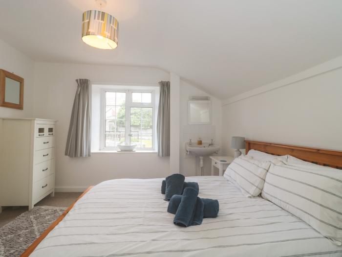 Teal House, Lyme Regis, Dorset. Over 3 floors. Four bedrooms. Rear garden. Pet-friendly. Beach close