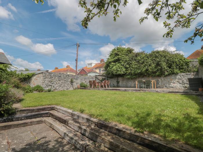 Teal House, Lyme Regis, Dorset. Over 3 floors. Four bedrooms. Rear garden. Pet-friendly. Beach close