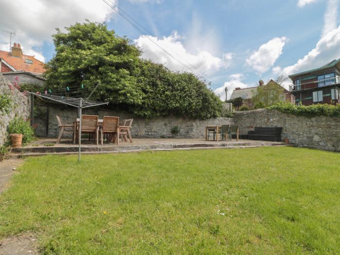 Teal House, Lyme Regis, Dorset. Over 3 floors. Four bedrooms. Rear garden. Pet-friendly. Beach close