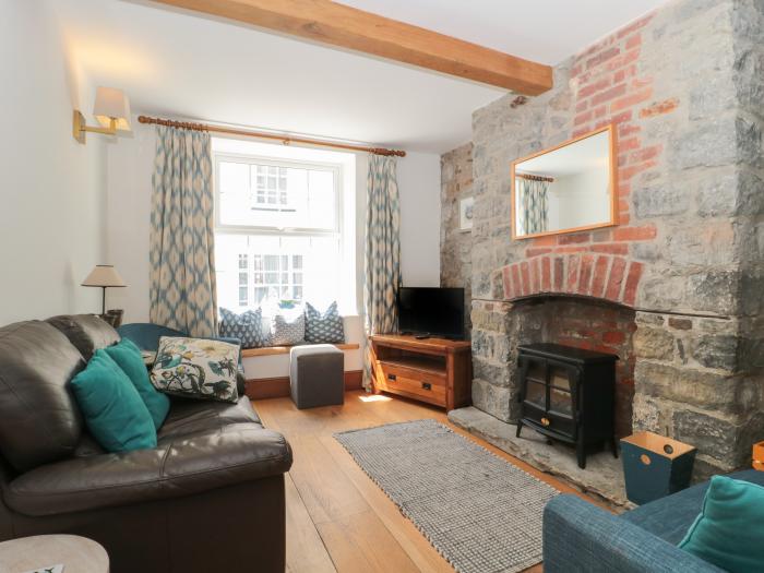 Teal House, Lyme Regis, Dorset. Over 3 floors. Four bedrooms. Rear garden. Pet-friendly. Beach close