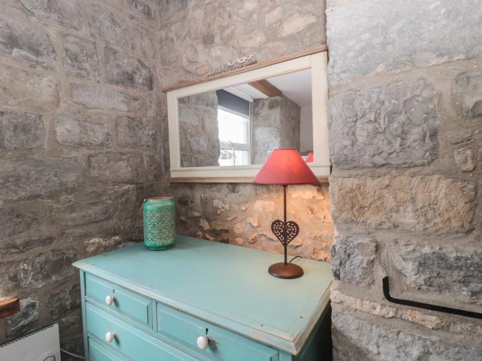 Teal House, Lyme Regis, Dorset. Over 3 floors. Four bedrooms. Rear garden. Pet-friendly. Beach close