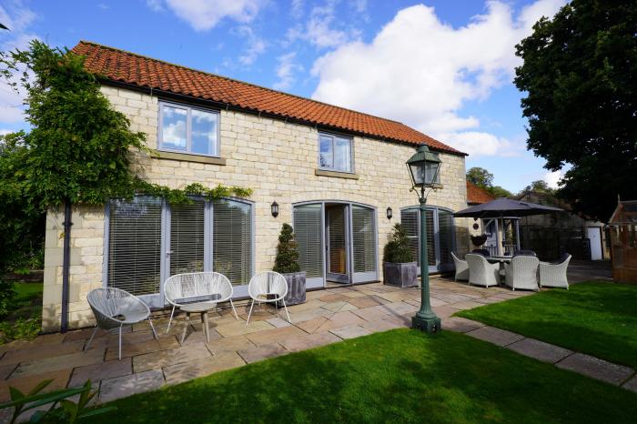 Oak Tree Barn, Thornton-Le-Dale, North York Moors National Park. Amenities nearby. Woodburning stove