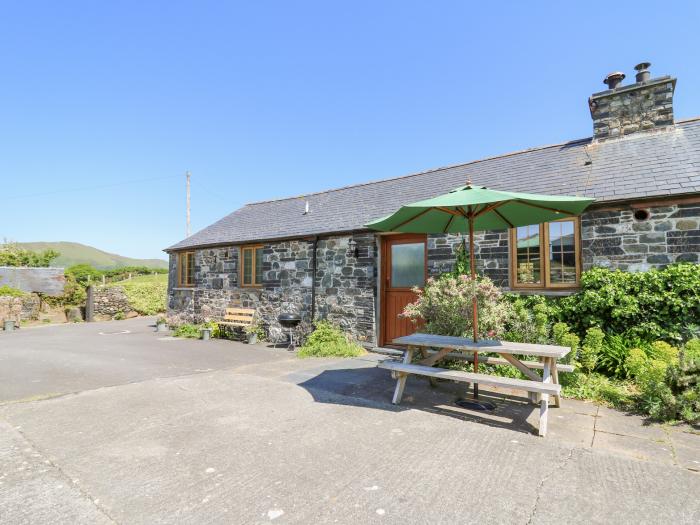 Swn y Nant, Tywyn, Gwynedd, North Wales. Smart TV. Open-plan. In Snowdonia National Park. Sleeps six