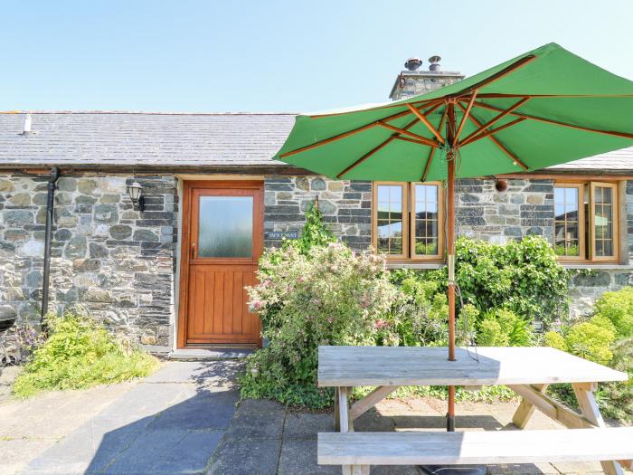 Swn y Nant, Tywyn, Gwynedd, North Wales. Smart TV. Open-plan. In Snowdonia National Park. Sleeps six