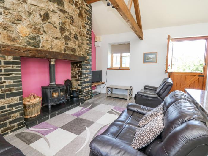 Swn y Nant, Tywyn, Gwynedd, North Wales. Smart TV. Open-plan. In Snowdonia National Park. Sleeps six