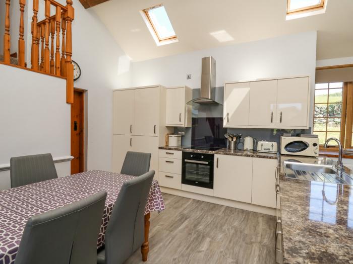 Swn y Nant, Tywyn, Gwynedd, North Wales. Smart TV. Open-plan. In Snowdonia National Park. Sleeps six