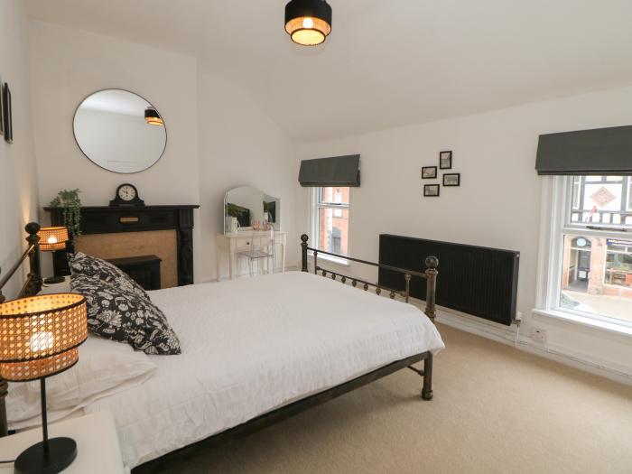 The Nook, Leek, Staffordshire. Four-bedroom home near amenities and attractions. Near National Park.