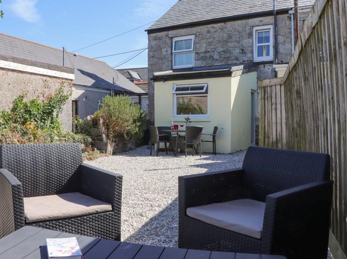 Dragonfly Cottage St Stephen, Cornwall. Close to amenities. Pet-friendly. Electric stove-effect fire
