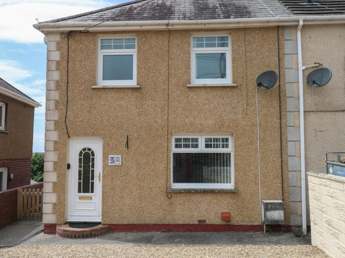 3 Aelybryn in Pwll, Carmarthenshire. Smart TV. Off-road parking x2. Close to amenities. Pet-friendly