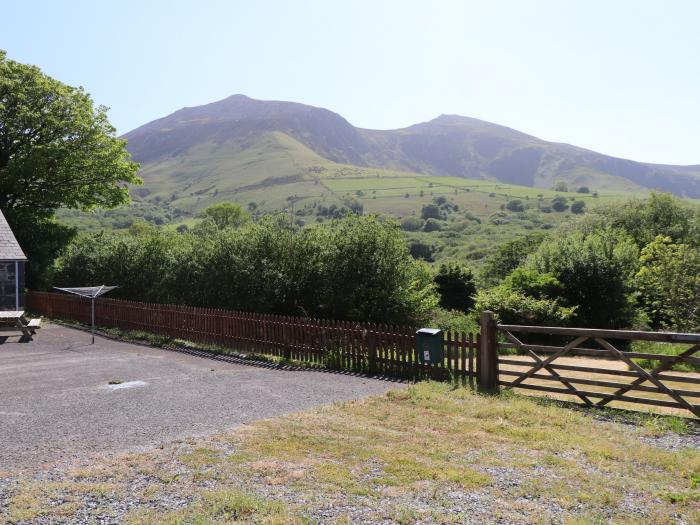 Penlon Cottage in Trefor, Gwynedd. Three-bedroom bungalow near the beach and amenities. Pet-friendly