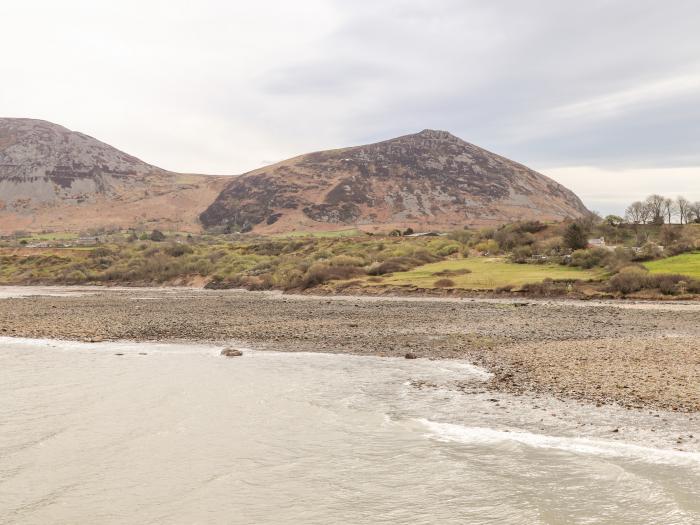 Penlon Cottage in Trefor, Gwynedd. Three-bedroom bungalow near the beach and amenities. Pet-friendly