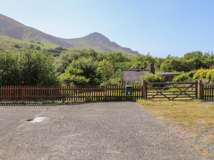 Penlon Cottage in Trefor, Gwynedd. Three-bedroom bungalow near the beach and amenities. Pet-friendly