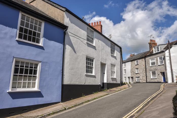 1 Dolphin Cottages, Lyme Regis, Dorset. Close to a shop, a pub and a beach. Off-road parking. 1 pets