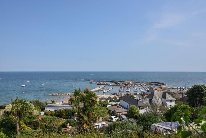 1 Dolphin Cottages, Lyme Regis, Dorset. Close to a shop, a pub and a beach. Off-road parking. 1 pets