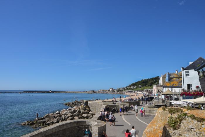 1 Dolphin Cottages, Lyme Regis, Dorset. Close to a shop, a pub and a beach. Off-road parking. 1 pets