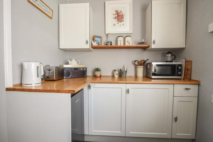 1 Dolphin Cottages, Lyme Regis, Dorset. Close to a shop, a pub and a beach. Off-road parking. 1 pets