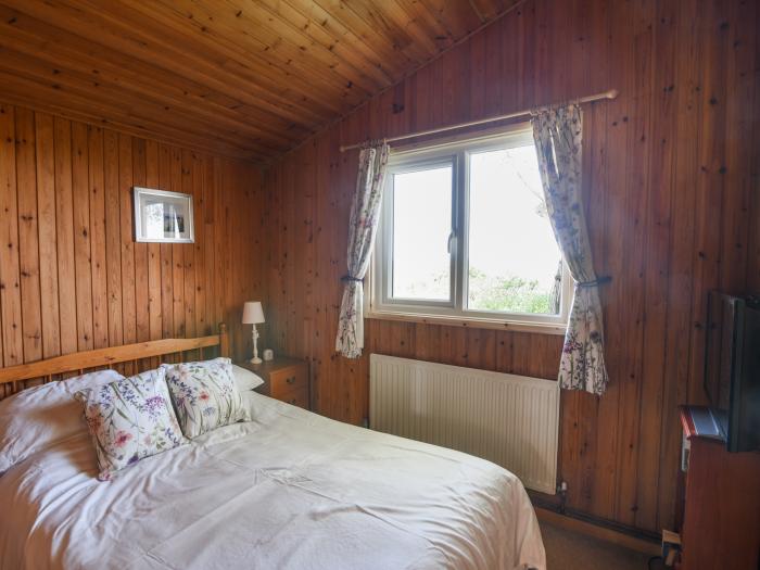 1 Oakwood is near Lyme Regis, Devon. Three-bedroom lodge with access to on-site facilities. In AONB.