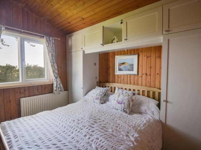 1 Oakwood is near Lyme Regis, Devon. Three-bedroom lodge with access to on-site facilities. In AONB.
