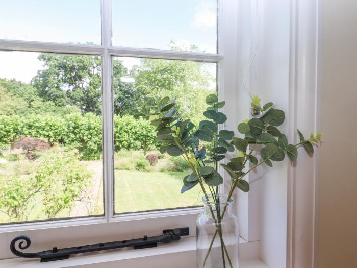 Mountfield Farm Cottage, Warehorne, Hamstreet in Kent. Off-road parking. Smart TV. Woodburning stove