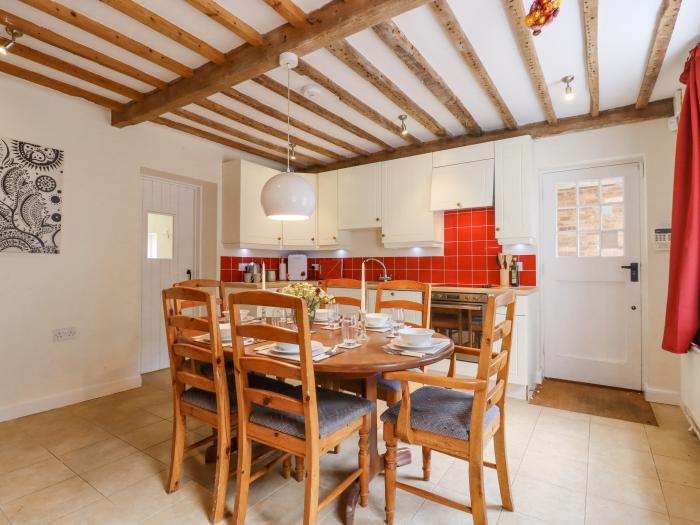 Mountfield Farm Cottage, Warehorne, Hamstreet in Kent. Off-road parking. Smart TV. Woodburning stove