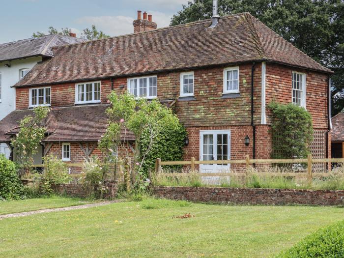 Mountfield Farm Cottage, Warehorne, Hamstreet in Kent. Off-road parking. Smart TV. Woodburning stove