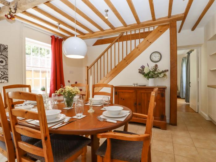 Mountfield Farm Cottage, Warehorne, Hamstreet in Kent. Off-road parking. Smart TV. Woodburning stove